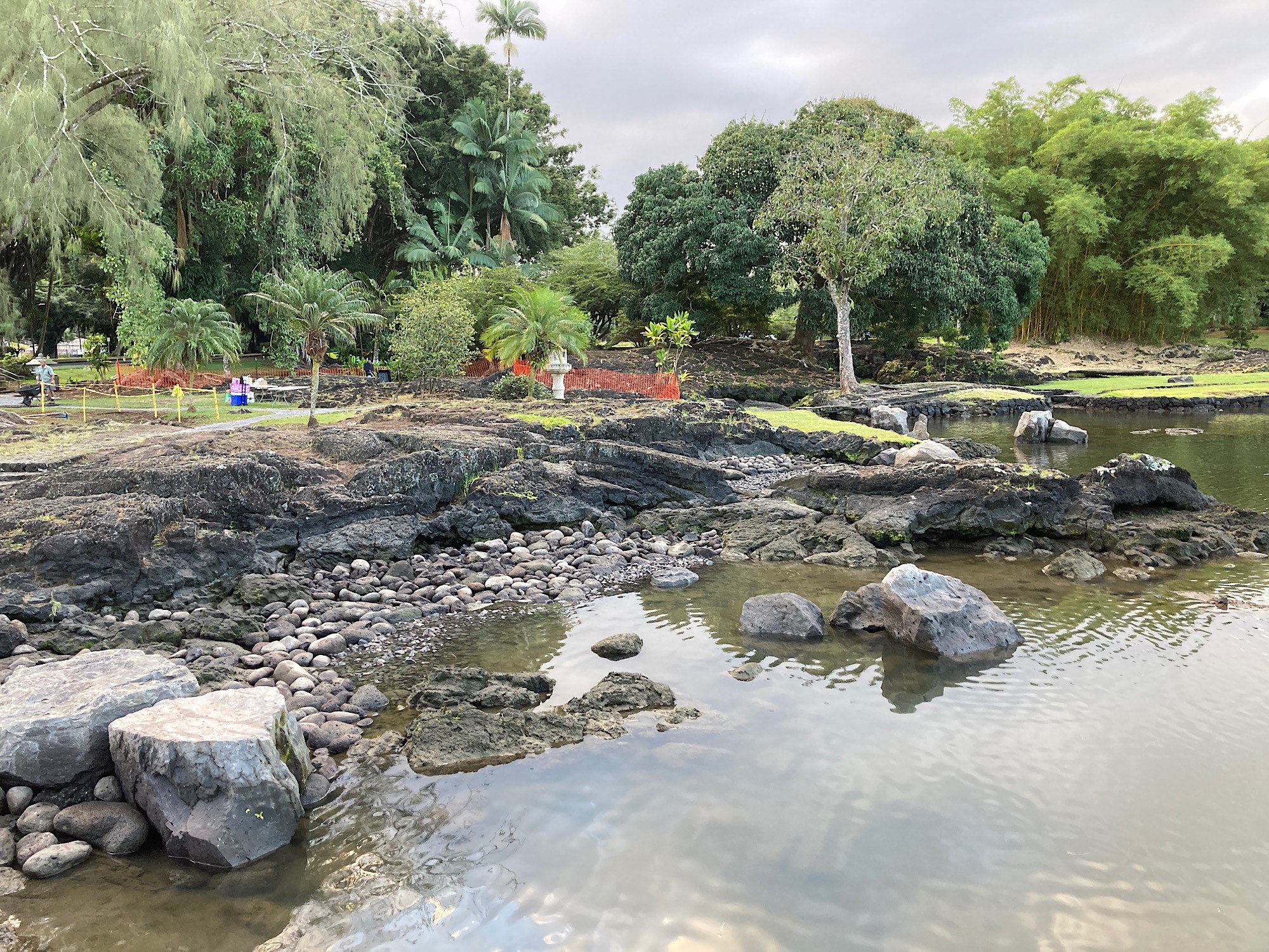 ハワイ島ヒロにあるリリ・ウオカラニ公園内の日本庭園を日本の造園技術
