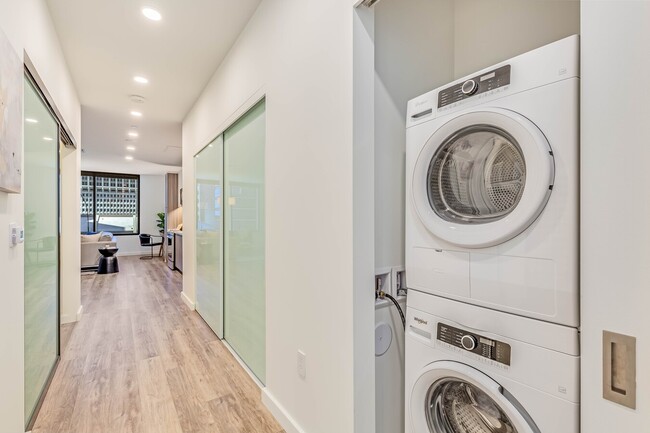 SPACIOUS 1 BED/ 1 BATH APARTMENT IN DOWNTOWN HONOLULU